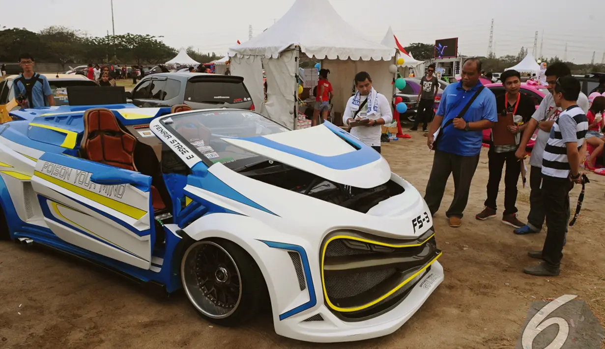 Sebuah mobil yang ikut perlombaan kontest modifikasi mobil di Automodfest 2014 sedang diperhatikan oleh para juri, Jakarta, Minggu (9/11/2014) (Liputan6.com/Andrian M Tunay)