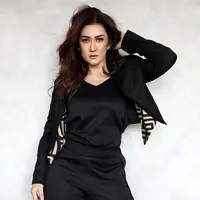 "Maaf agak seksi, yang motret aja yang disalahin, sama stylist-nya," tulis Nafa. [Foto: instagram.com @denymirrorcle]