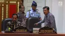 Presiden Joko Widodo didampingi Wapres Jusuf Kalla berisap memimpin rapat terbatas persiapan Asian Games 2018, Jakarta, Senin (28/5). Rapat tersebut untuk memastikan persiapan pesta olahraga terbesar di Asia berlangsung lancar. (Liputan6.com/Angga Yuniar)