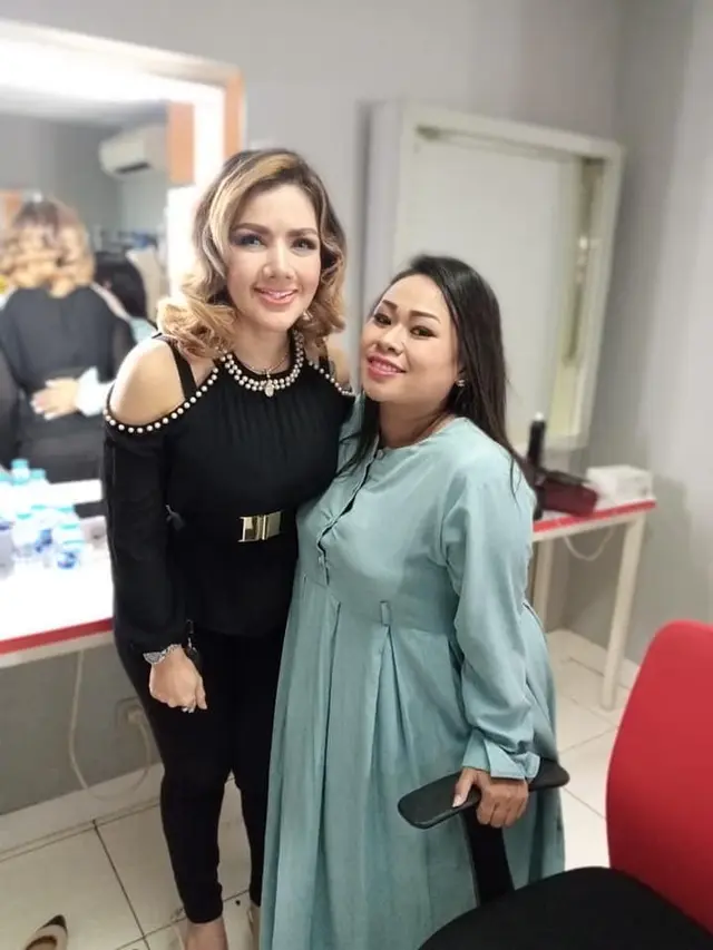Kian Terkenal, Ini 6 Potret Kompak Tante Lala dan Para Selebriti Tanah Air