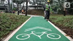 Aktivitas pekerja saat menyelesaikan pembangunan proyek jalur sepeda di Terowongan Semanggi, Jakarta, Kamis (6/10/2022). Proyek jalur sepeda tersebut nantinya akan menjadi fasilitas bagi pengguna sepeda dari arah Sudirman dan sebaliknya melewati Terowongan Semanggi yang termasuk bagian dari revitalisasi taman dan ditargetkan rampung pada bulan ini. (merdeka.com/Iqbal S. Nugroho)