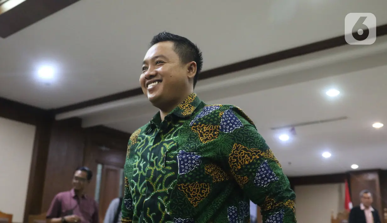 Asisten pribadi mantan Menpora Imam Nahrawi, Miftahul Ulum usai sidang dakwaan di Pengadilan Tipikor Jakarta, Kamis (30/1/2020). Miftahul didakwa menjadi perantara suap Rp 11,5 miliar dari mantan Sekjen KONI Ending Fuad Hamidy dan mantan Bendahara KONI Johnny E Awuy. (Liputan6.com/Angga Yuniar)