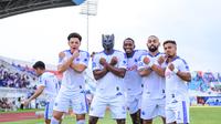 Selebrasi pemain Arema FC saat merayakan gol Joel Vinicius yang membawa Singo Edan unggul atas PSIM Yogyakarta dalam laga pekan terakhir BRI Super League 2025/2026 di Stadion Kanjuruhan, Kab. Malang, Jumat (22/5/2026) sore WIB. (Bola.com/Iwan Setiawan)