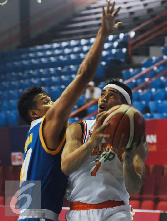 Pebasket Pelita Jaya, Aryo Dewanto Dimas (kanan) mencoba memasukkan bola ke jaring Bimasakti saat laga Indonesia Basketball League 2015-2016 di Senayan, Jakarta, Rabu (13/1/2016). Pelita Jaya unggul 86-36. (Liputan6.com/Helmi Fithriansyah)