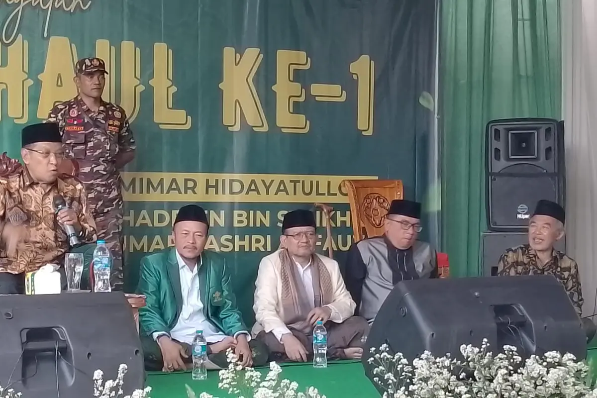 Mustasyar Pengurus Besar Nahdlatul Ulama (PBNU) K.H. Said Aqil Siroj, memberikan tausiyah dalam haul pertama Alm. KH Mimar Hidayatulloh di Pondok Pesantren Hidayatul Faizien, Urug, Sabtu  (11/1/2025). (Liputan6.com/Jayadi Supriadin)