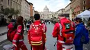 Paus Fransiskus, pemimpin 1,4 miliar umat Katolik di seluruh dunia, wafat pada usia 88 tahun di kediamannya, Casa Santa Marta, Senin 21 April 2025 pagi waktu setempat. (Piero CRUCIATTI/AFP)
