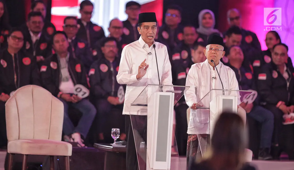 Capres dan Cawapres nomor urut 01 Joko Widodo-Ma'ruf Amin saat Debat Capres Pilpres 2019 pertama di Hotel Bidakara, Jakarta, Kamis (17/1). Debat perdana ini mengangkat tema hukum, hak asasi manusia, terorisme, dan korupsi. (Liputan6.com/Faizal Fanani)