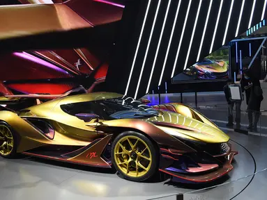 Orang-orang mengamati mobil Apollo Intensa Emozione (IE) di area ekshibisi otomotif Pameran Impor Internasional China (China International Import Expo/CIIE) ketiga di Shanghai, China timur (5/11/2020). (Xinhua/Zhao Dingzhe)