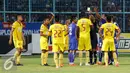 Pemain Sriwijaya FC, Abdoulaye Maiga mendapat kartu kuning saat laga melawan Arema Cronus di Piala Presiden 2015, Malang, Sabtu (3/10/2015). Pertandingan berakhir imbang dengan skor 1-1. (Liputan6.com/Yoppy Renato)