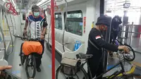 PT LRT Jakarta kini melayani sepeda masuk ke dalam gerbong LRT di Stasiun Velodrom-Pegangsaan Dua. (Liputan6.com/Ika Defianti)