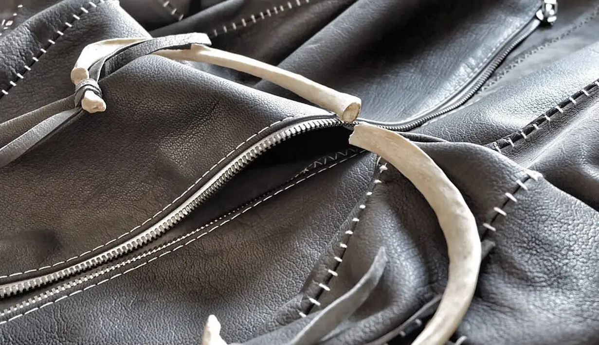 Adam's rib bone, begitu ia memberi keterangan di foto ini. Tulang iga manusia asli yang diikat pada jaket  yang dijual secara terbatas.