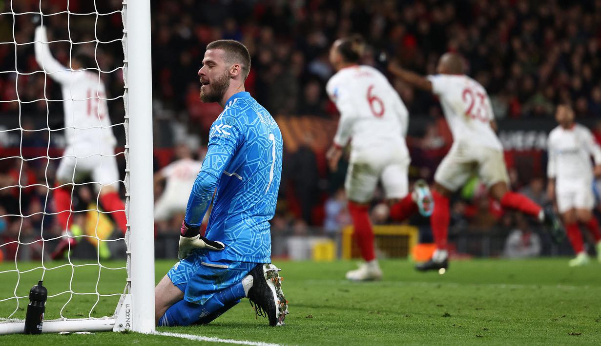<p>Reaksi kecewa kiper Manchester United, David de Gea setelah gawangnya kebobolan untuk kedua kalinya pada laga leg pertama perempat final Liga Europa 2022/2023 melawan Sevilla di Old Trafford, Manchester, Jumat (14/04/2023) dini hari WIB. Laga berakhir dengan skor 2-2. (AFP/Darren Staples)</p>