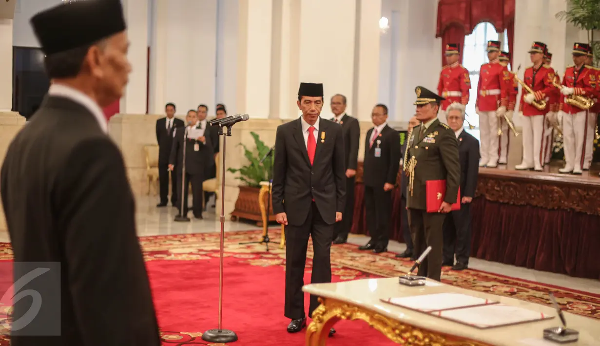 Presiden Jokowi bersiap menandatangani dokumen pelantikan sembilan anggota Komisi Kejaksaan dengan masa jabatan 2015-2019 di Istana Merdeka, Jakarta, Kamis (6/7/2015). (Liputan6.com/Faizal Fanani)