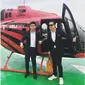 Daniel Mananta dan Boy William turun dari helikopter. (dok.Instagram @helictyindonesia/https://www.instagram.com/p/BfUjcf6hdBF/Henry