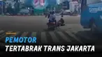 Ia tak menyadari ada bus yang juga melintas, alhasil pemotor tertabrak sisi kiri depan bus.