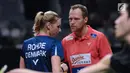 Tunggal puteri Denmark, Natalia Koch Rohde berbincang dengan pelatihnya saat melawan Chen Xiaoxin (Tiongkok) pada babak pertama turnamen Indonesia Masters 2018 di Istora Senayan, Jakarta, Rabu (24/1). (Liputan6.com/Helmi Fithriansyah)