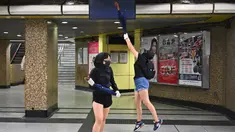 Sejumlah demonstran bertopeng merusak Stasiun MTR Wong Tai Sin di Distrik Kowloon, Hong Kong, Senin (7/10/2019). Demonstran bertopeng merusak beberapa stasiun MTR di Hong Kong. (Philip FONG/AFP)