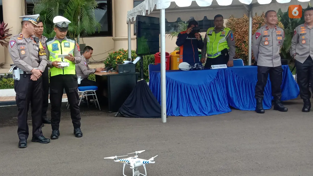 Personel Ditlantas Polda Banten Uji Coba ETLE Drone Jelang Mudik Idul Fitri 2023. (Senin, 13/02/2023). (Yandhi Deslatama/Liputan6.com).