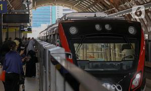 Penumpang menunggu kedatangan kereta LRT Jabodebek di Stasiun Dukuh Atas, Jakarta, Selasa (30/1/2024). (Liputan6.com/Herman Zakharia)