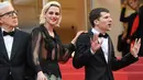 Aktris Kristen Stewart foto bersama dengan direktur US Woody Allen dan aktor Jesse Eisenberg saat tiba dalam pembukaan Festival Film Cannes ke-69 di Cannes, Prancis selatan, Rabu (11/5/2016). (AFP PHOTO / Valery Hache)