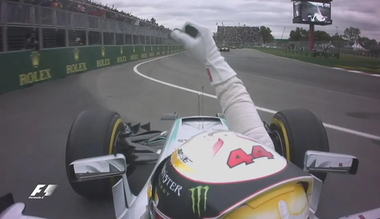 Ekspresi Lewis Hamilton setelah finis pertama dalam balapan F1 GP Kanada di Sirkuit Gilles Villeneuve, Kanada, Senin (13/6/2016) dini hari WIB. (Bola.com/Twitter/F1)
