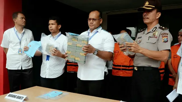 Petinggi Satpol PP Menangis Saat Uang Hasil OTT Diperlihatkan Polisi