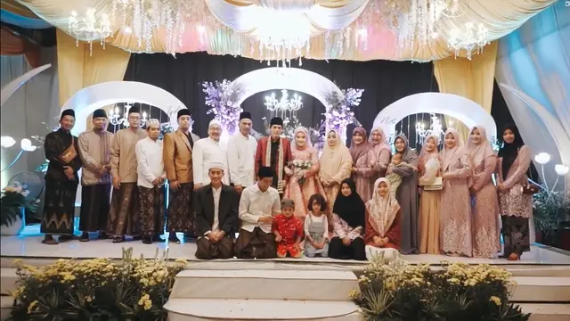 Gus Iqdam dan Ning Nila berpose dengan keluarga besarnya (SS: YT. Gus Iqdam Official)