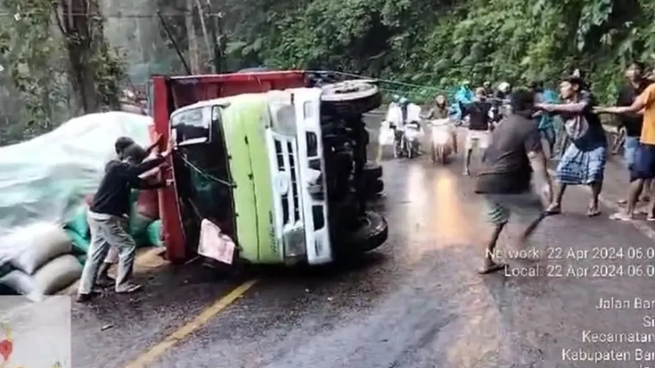 Truk tergulung di jalur Gunung Gumitir Macet sepanjang 4 Kilometer (Istimewa)