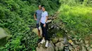 <p>Najwa Shihab bersama sang suami, Ibrahim Sjarief Assegaf tengah berada di kaki gunung Salak. Keduanya tengah melakukan olahraga. (Foto: Instagram/@najwashihab)</p>