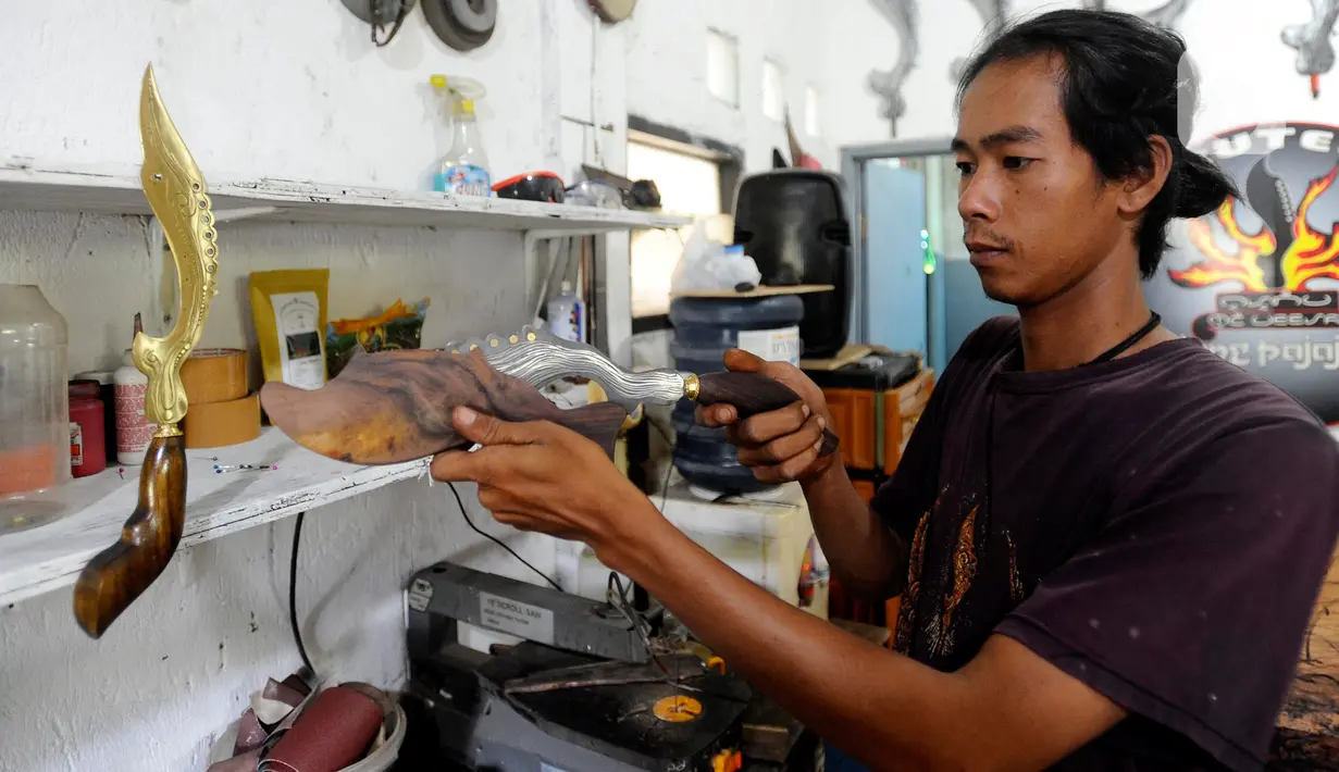 Menurut Sanghyang Siksa Kandang Karesian pupuh XVII, kujang adalah senjata kaum petani dan memiliki akar pada budaya pertanian masyarakat Sunda. (merdeka.com/Arie Basuki)