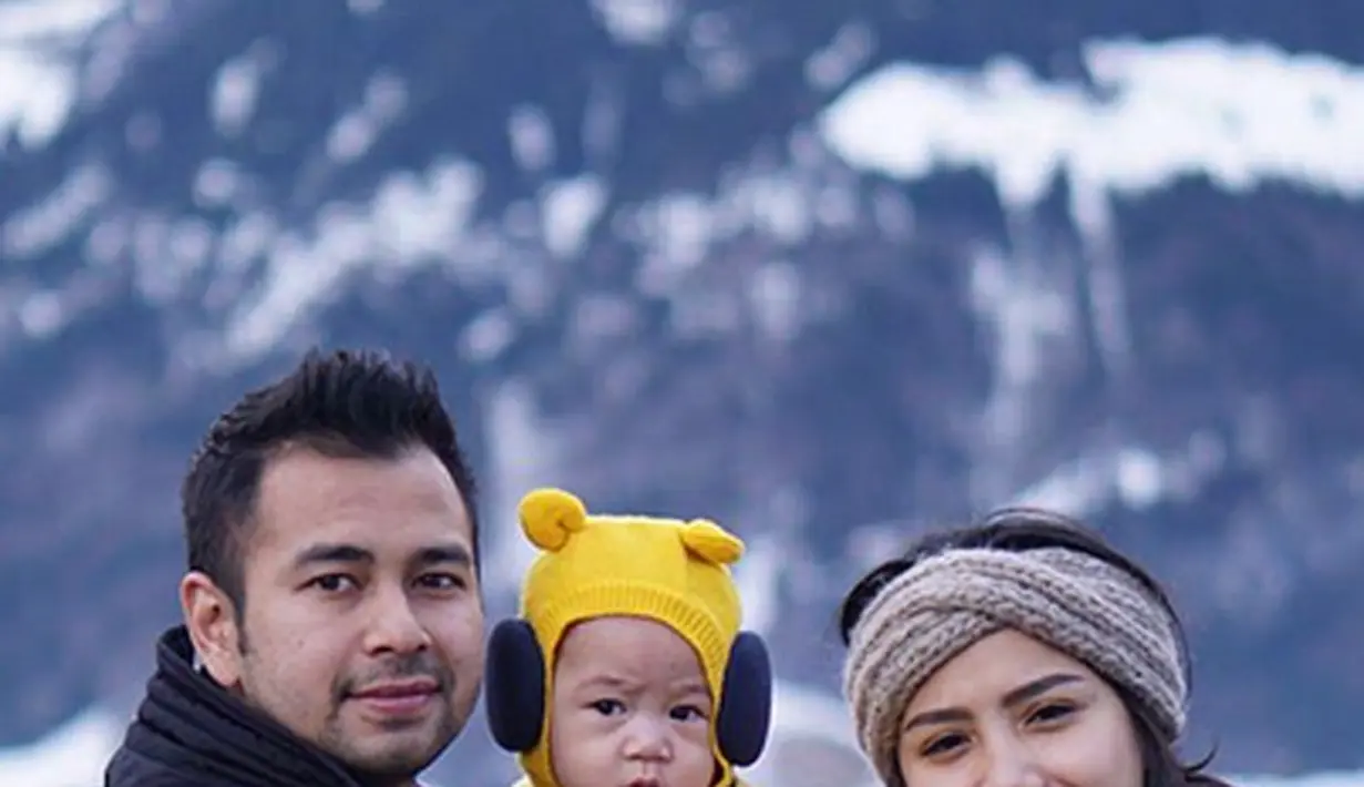 Raffi Ahmad dan Nagita Slavina beserta anaknya, Rafathar Malik Ahmad, bersama keluarga besarnya berlibur ke Eropa. (Foto:Instagram/raffinagita1717)