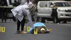 Mayat seorang jurnalis senior Meksiko, Javier Valdez, tergeletak di jalan setelah tewas ditembak di ibu kota negara bagian, Culiacan, Senin (15/5). Valdez terbunuh dekat dengan kantor Riodoce, kantor media yang dia dirikan. (FERNANDO BRITO/AFP)