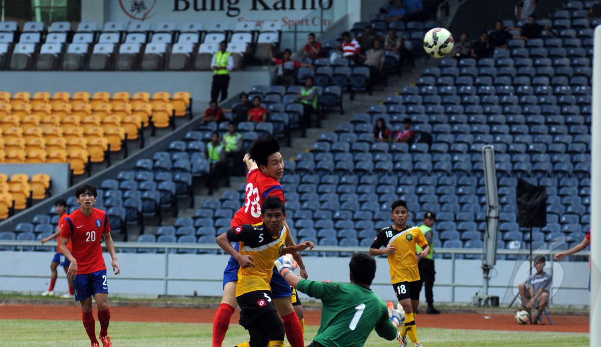 Gelandang timnas Korea Selatan U-23, Lee Hando (tengah) menyundul bola saat laga kualifikasi grup H Piala Asia 2016 di Stadion GBK, Jakarta, Jumat (27/3/2015). Korea Selatan unggul 5-0 atas Brunei Darussalam. (Liputan6.com/Helmi Fithriansyah)