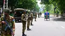 Hingga hari kelima pasca meletusnya kerusuhan akibat protes atas kuota pekerjaan, layanan internet di Bangladesh masih belum diaktifkan. (Munir UZ ZAMAN/AFP)