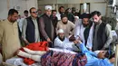 Wakil ketua Majelis Tinggi Parlemen Pakistan, Maulana Abdul Ghafoor Haideri (tengah) menyalami seorang korban ledakan bom bunuh diri di sebuah rumah sakit pemerintah di Quetta, Selasa (16/5). (AFP FOTO / BANARAS KHAN)