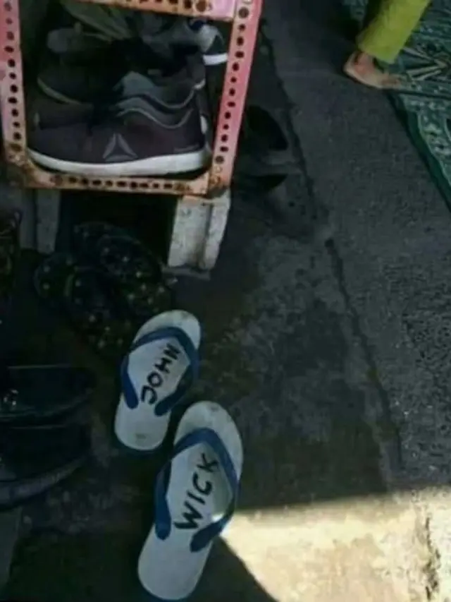 6 Nama Orang di Sandal Jepit Ini Curi Perhatian, Maling Senyum Tipis