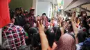 Cagub DKI Jakarta Djarot Saiful Hidayat memaparkan program kerja saat blusukan di Rawa Terate, Jakarta, Kamis (12/1). Saat blusukan warga mendoakan pasangan nomer urut dua tersebut menang di Pilkada DKI Jakarta tahun 2017. (Liputan6.com/Gempur M Surya)