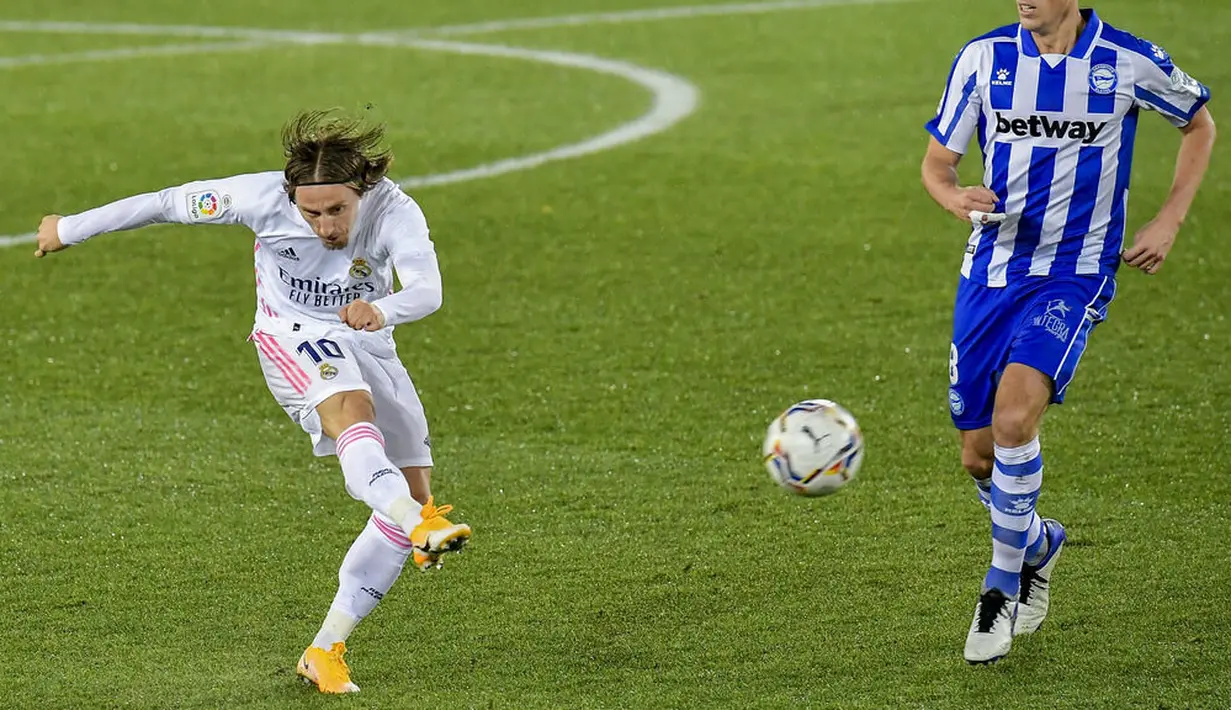 Gelandang Real Madrid, Luka Modric, melepaskan tendangan saat melawan Alaves pada laga Liga Spanyol di Stadion Mendizorroza, Sabtu (23/1/2021). Real Madrid menang dengan skor 4-1. (AP/Alvaro Barrientos)