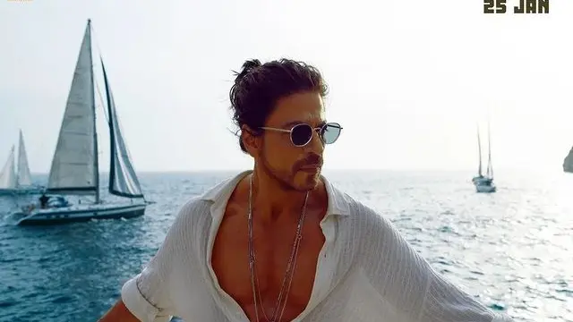 7 Potret Terbaru Shahrukh Khan Pamer Perut 8 Pack di Usia 57 Tahun, Curi Perhatian