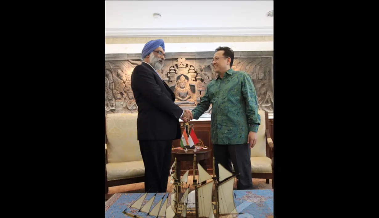 Dubes India Gurjit Singh bersalaman dengan Ketua DPD RI Irman Gusman, Komplek Parlemen Senayan, Jakarta, Jum'at (24/10/2014) (Liputan6.com/Andrian M Tunay) 