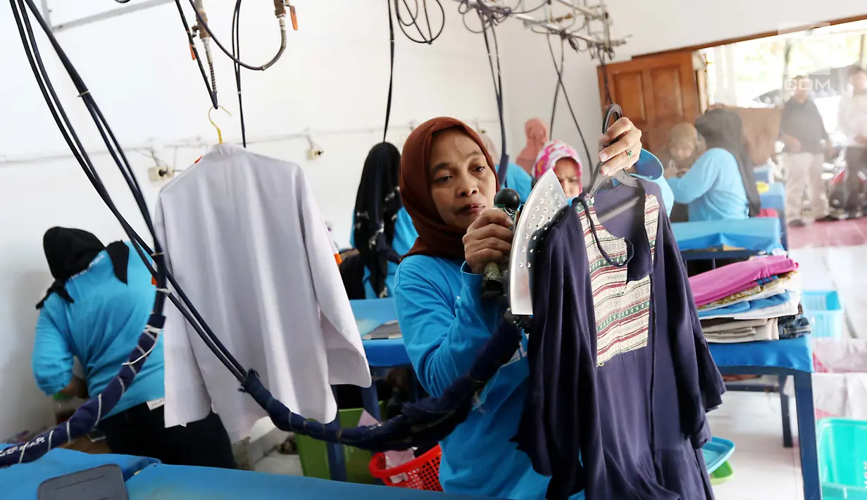 Pekerja menyetrika pakaian yang menggunakan energi dari gas alam (CNG) PGN di Bogor Laundry, Bogor, Kamis (28/9). Bisnis laundry tersebut dapat meraih keuntungan perhari hingga 10 juta. (Liputan6.com/Angga Yuniar)