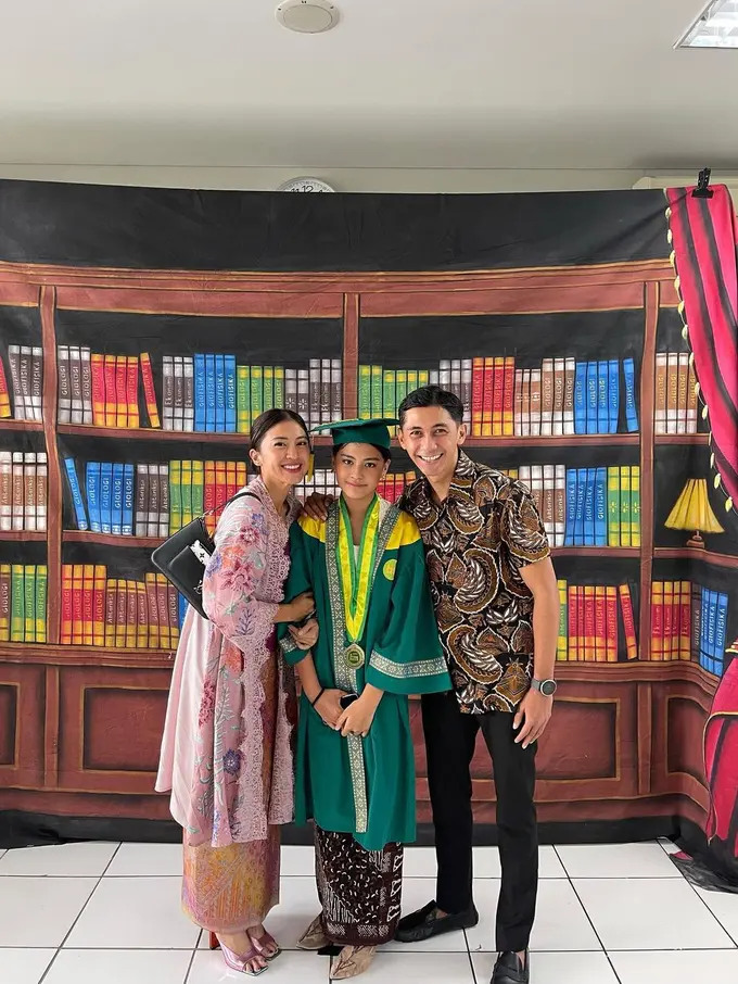 Tyna Dwi Jayanti dan Kenang Mirdad hadir dalam wisuda anak mereka (Foto: Instagram @tynadwijayanti)