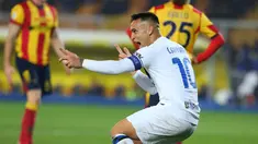 Pemain Inter Milan, Lautaro Martinez, melakukan selebrasi setelah mencetak gol ke gawang Lecce pada laga pekan ke-26 Serie A 2023/2024 di Ettore Giardiniero, Senin (26/02/2024). Jumlah gol Lautaro untuk Inter di Liga Italia tembus 100 gol. (AFP/Carlo Hermann)