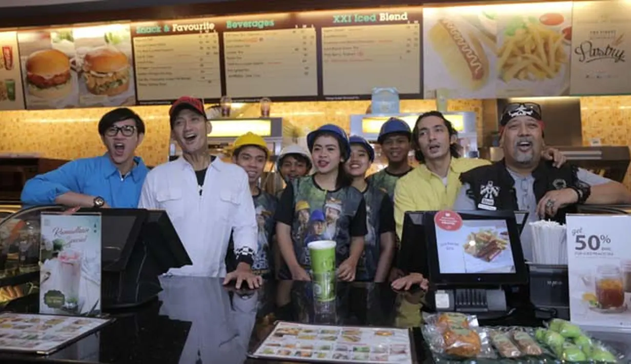 "Jadi, dengan membeli 4 tiket dihadiahkan DVD Warkop DKI Reborn yg pertama. Berlaku untuk empat kelipatan, beli tiket 4 dapet satu DVD, beli 8 tiket dapet dua DVD dan seterusnya," ungkap Indro. (Nurwahyunan/Bintang.com)