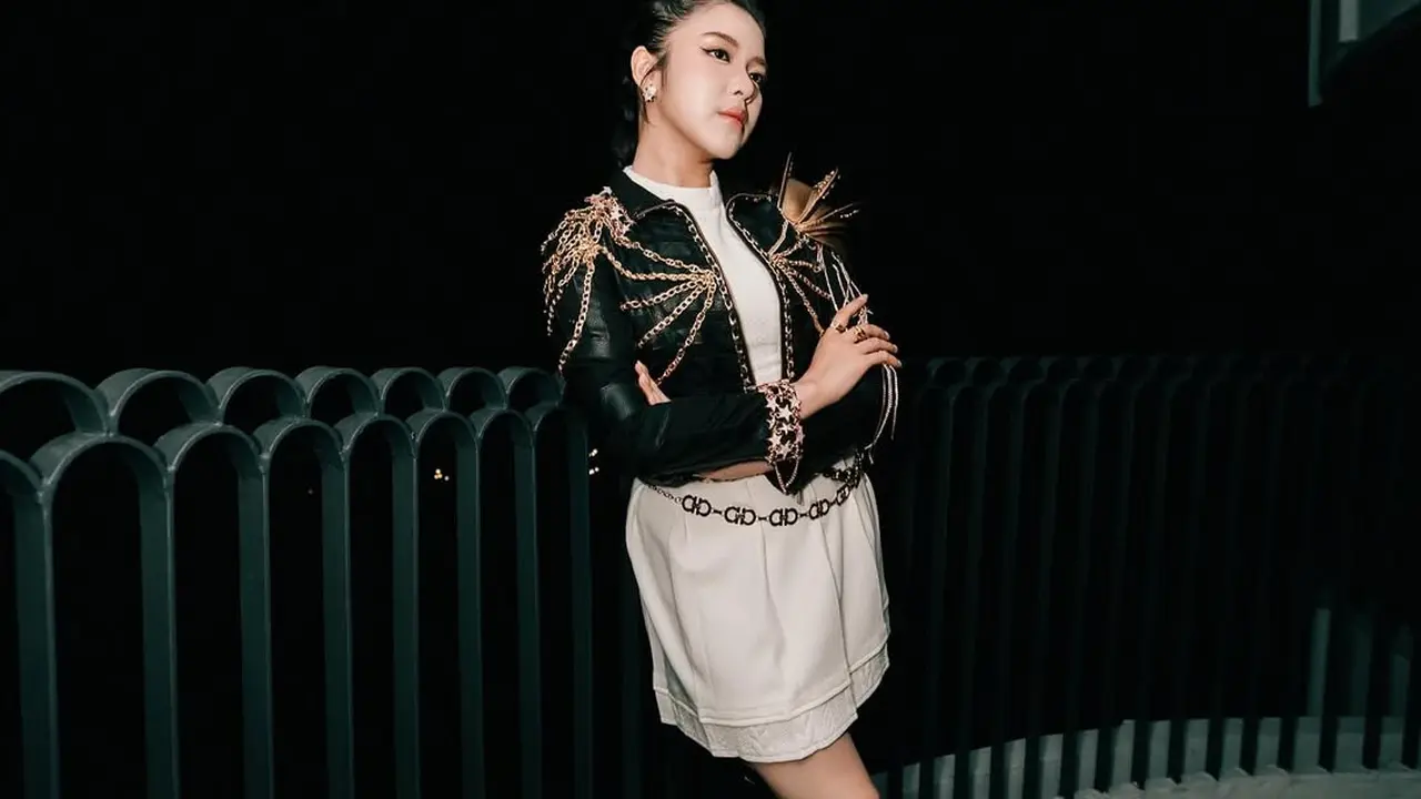 Gaya Lady Rocker ala Tiara Andini di Atas Panggung, Bold dan Edgy