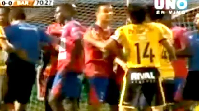 Bek Ekuador Gigit Pemain Barcelona