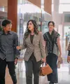 Tampil formal dengan blazer coklat, Nafa memancarkan aura lady boss sembari ditemani ‘bodyguard’ yang tidak lain adalah anak-anaknya sendiri. [@nafaurbach].