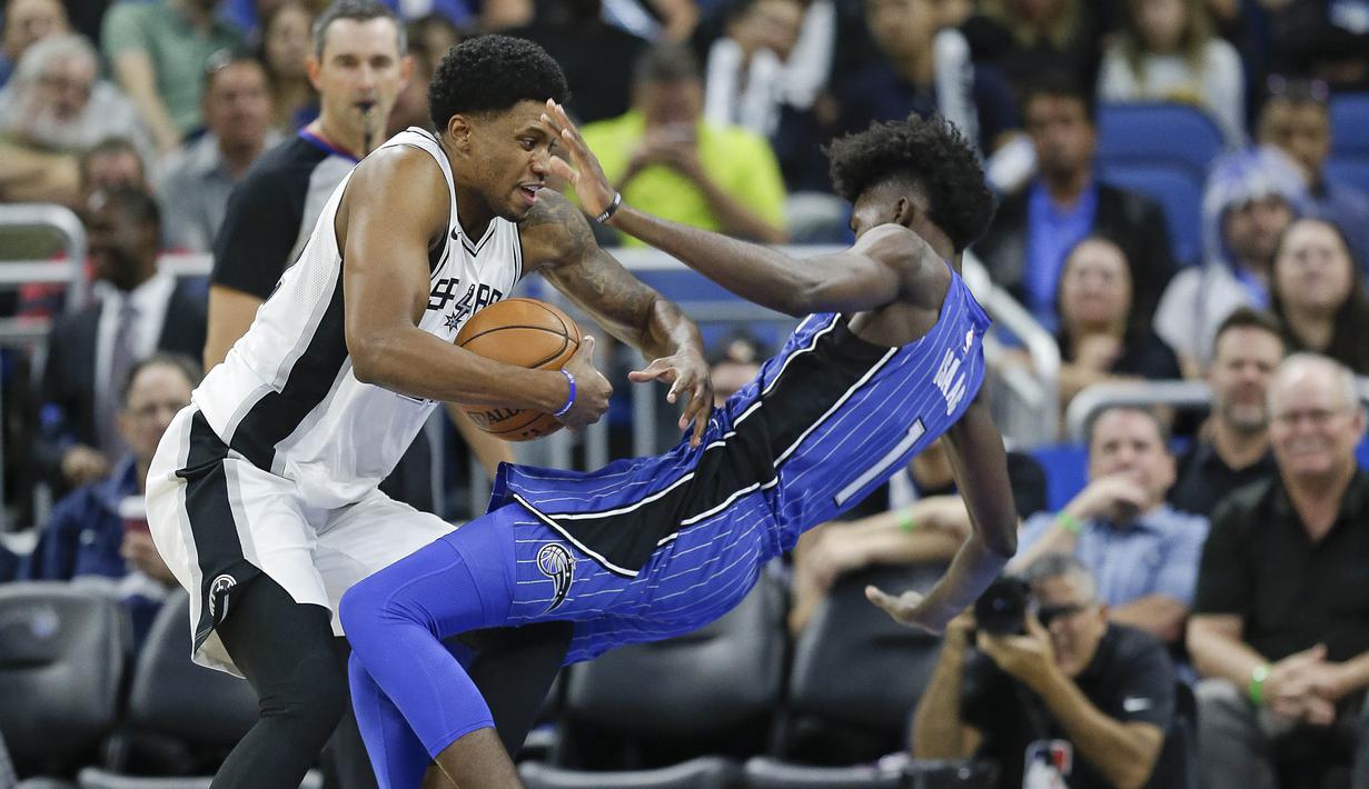 Pebasket San Antonio Spurs, Rudy Gay, berusaha melewati pebasket Orlando Magic pada laga NBA di Amway Center, Sabtu (28/10/2017). San Antonio Spurs takluk 87-114 dari Orlando Magic. (AP/John Raoux)
