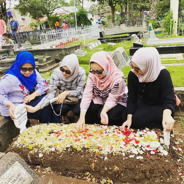 6 Momen Citra Kirana dan Keluarga Ziarah ke Makam Ayah, Sudah Kembali Tersenyum