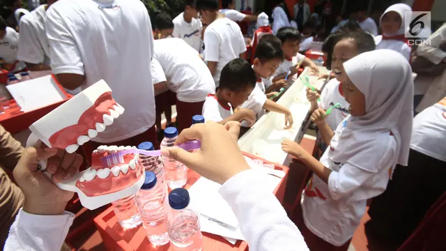 Cegah Karies, Siswa SD Ikuti Gosok Gigi Massal